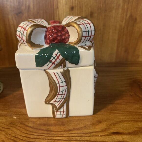 Avon 2001 Gift Collection St Nicholas Sugar and Creamer Christmas Set In Box - Picture 2 of 7